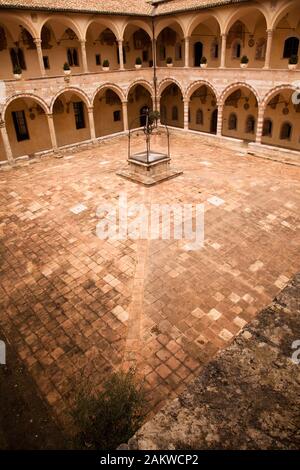 Cortile del XIII C (convento del Sacro Convento di San Francesco di Assisi vicino alla basilica inferiore. Foto Stock