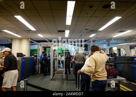 Orlando, FL/USA-9/6/19: Persone che attraversano l'aeroporto internazionale di Orlando, sicurezza MCO TSA, in una giornata intensa. Foto Stock