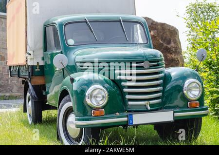 Rheine, Nrw, Germania - 13 marzo 2014: A Rheine sulla strada principale fuori città. Vecchio camion parcheggiato sulla strada, alla pubblicità. Oldtimer costruito fr Foto Stock