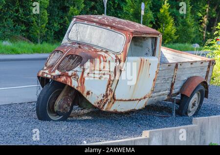 Wülfrath, Nrw, Germania - 06 giugno 2014: Per scopi pubblicitari camion Età parcheggiato sulla strada, camion vintage, camion piattaforma, triciclo auto d'epoca Foto Stock