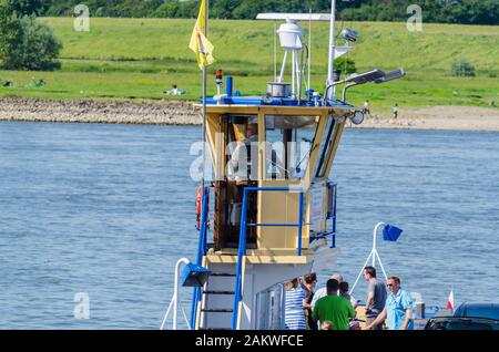 Orsoy, Nrw, Germania - 09 Giugno 2014: Traghetto Città Orsoy Sul Reno. Il traghetto collega Orsoy a NRW, la città di Duisburg Walsum. Alcuni passeggeri su t Foto Stock