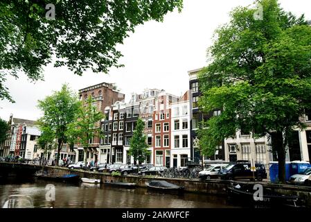 Lato canale di Amsterdam che mostra le tradizionali case laterali sul canale Foto Stock