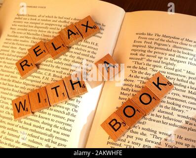 Rilassatevi con un libro, promozione della lettura e libri fisici Foto Stock