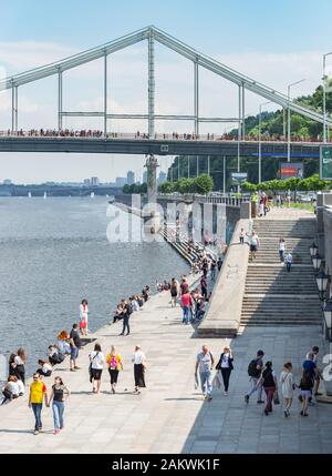 Kiev, Ucraina, 26 maggio 2019. La gente cammina lungo l'argine di Dnipro il giorno della città Foto Stock