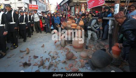 Kathmandu, Nepal. Decimo gen, 2020. Persone rompere pentole di creta come sacerdoti di portare le navi che trasportano Changu Narayan durante Changu Narayan festival il giorno di luna piena a Hanumandhoka Durbar Square a Kathmandu, Nepal. Credito: Sunil Sharma/ZUMA filo/Alamy Live News Foto Stock