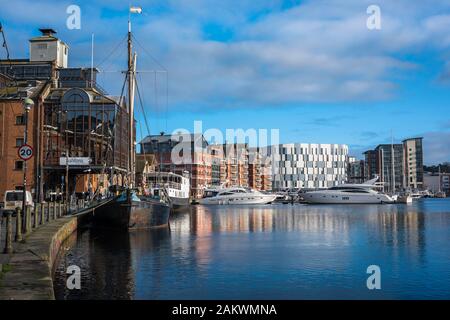 Ipswich Marina, vista lungo la banchina del porto di Ipswich Marina verso edifici di appartamenti e il Campus Universitario edificio, Suffolk, Inghilterra, Regno Unito Foto Stock