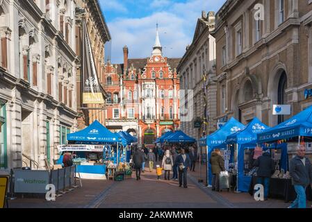 Mercato di Ipswich, vista di bancarelle lungo Princes Street sul giorno di mercato nel centro di Ipswich, Suffolk, Regno Unito Foto Stock