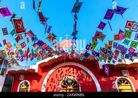 Messico,Nayarit, Sayulita, Parroquia de Nuestra Señora de Guadalupe- Sayulita, chiesa cattolica con Ojos de Dios banner Foto Stock