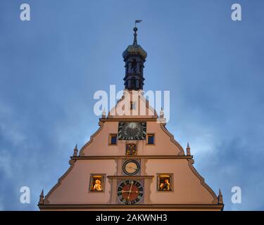 Ex taverna con orologio astronomico sundial che ricrea la leggenda locale del Master Draft a Marktplatz (piazza del mercato) a Rothenburg Foto Stock