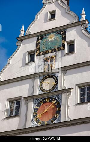 Ex palazzo taverna con meridiana orologio astronomico a Marktplatz (piazza del mercato) a Rothenburg ob der Tauber, Baviera, Germania, Europa, uno o Foto Stock