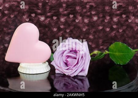 Cuore al cioccolato e rosa per San Valentino. Sfondo scuro Foto Stock