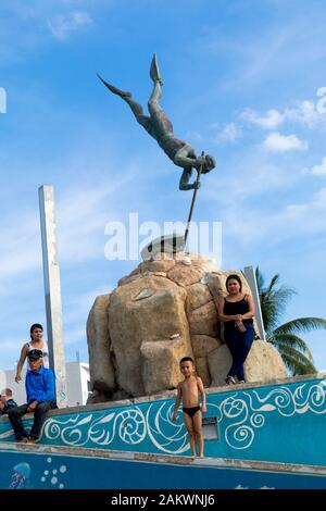 Messico, Nayarit, Bucerias, la scultura è la figura di un uomo le immersioni per rimuovere un oyster con un bar. Il volto della statua è stato modellato dopo th Foto Stock