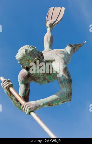 Messico, Nayarit, Bucerias, la scultura è la figura di un uomo le immersioni per rimuovere un oyster con un bar. Il volto della statua è stato modellato dopo th Foto Stock