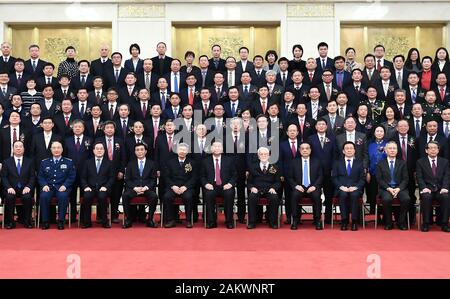 Pechino, Cina. Decimo gen, 2020. Il presidente cinese Xi Jinping, anche segretario generale del Partito Comunista della Cina (CPC) Comitato Centrale e Presidente della Commissione militare centrale, e altri leader, compresi LI Keqiang, Wang Huning e Han Zheng, tutti i membri del comitato permanente dell'ufficio politico del partito comunista Comitato Centrale, posa per una foto di gruppo con i rappresentanti dei vincitori del premio prima di una cerimonia annuale in onore di illustri scienziati, ingegneri e risultati di ricerca. Credito: Xinhua/Alamy Live News Foto Stock