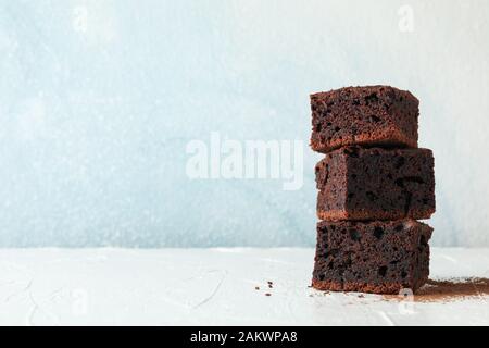 Pila di strati di cioccolato sul tavolo bianco, spazio per il testo Foto Stock