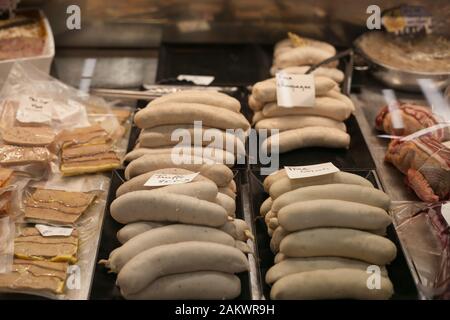 Boudin blanc con foie gras e tartufi in vendita a Les Halles de Pau, mercato interno, Pau, Pirenei Atlantici, Nouvelle Aquitaine, Francia Foto Stock