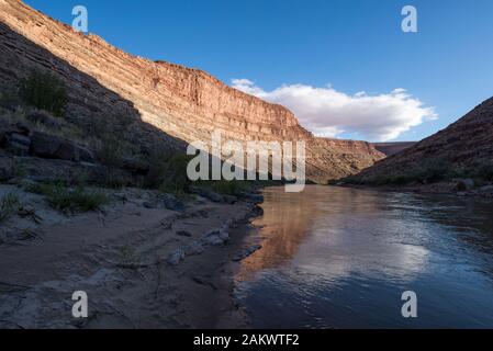 Il fiume San Juan che scorre attraverso un canyon nel sud dello Utah. Foto Stock