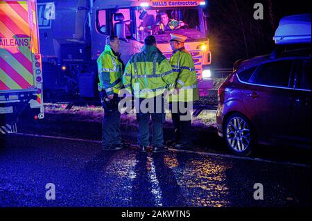 A9 Road, Perthshire, UK. Il 9 gennaio, 2020. Scottish Ambulance Service personale chiacchierando con gli Incident Commander circa il crash.di polizia sono coniche off parte dell'A9 al di sotto di Dunkeld a causa di un grave incidente stradale di un argento SUV BMW e red Ford Focus in cui diverse persone sono state ferite e portato in ospedale, EMS erano sulla scena che trattano con l'incidente. Credito: Stewart Kirby SOPA/images/ZUMA filo/Alamy Live News Foto Stock