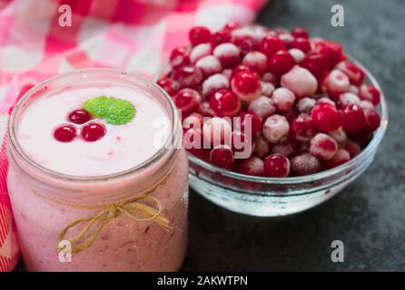 Yogurt al mirtillo rosso congelato su sfondo nero. Il concetto di dolci sani. Primo piano. Foto Stock