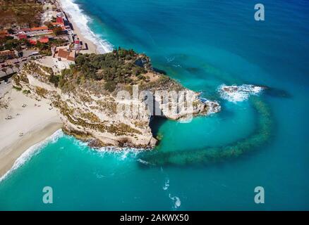 Santuario dell'Isola di Santa Maria veduta aerea - Tropea, Calabria, Italia Foto Stock