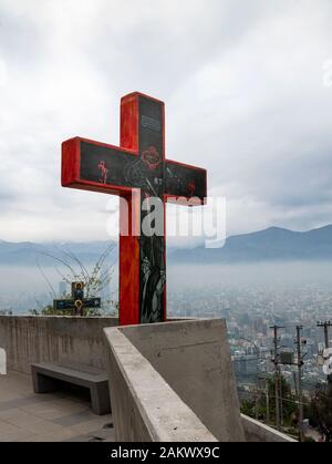 Crocifisso sul Camino de las siete palabras (modo di sette parole) Cerro San Cristobal, Santiago del Cile. Foto Stock