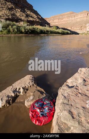 Saltato vento partito elio palloncino sulla riva del fiume San Juan nel sud dello Utah. Foto Stock