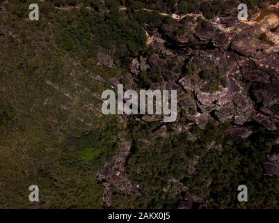 Veduta aerea dell'enorme altopiano con formazioni rocciose e la cosiddetta pietra a coccodrillo nel parco andorinhas di Ouro Preto Foto Stock