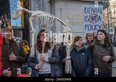 Londra, Regno Unito. Il 10 gennaio 2020. Una donna può contenere fino uno scheletro di fronte Australia casa di estinzione della ribellione protesta in solidarietà con le proteste a Sydney contro il governo su incendi derivanti da decenni di emissioni, centinaia di anni di cattiva gestione di terra poiché invasione e un governo negazione dell'impatto del cambiamento climatico. XR chiamata per un corretto finanziamento dei vigili del fuoco, il sollievo per le comunità, una rapida transizione dai combustibili fossili con supporto per i lavoratori e per la giustizia per la prima nazione europee. Peter Marshall / Alamy Live News Foto Stock