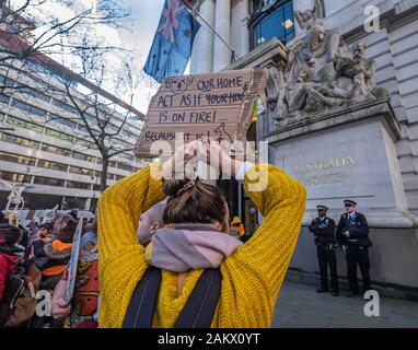 Londra, Regno Unito. Il 10 gennaio 2020. Una donna può contenere fino un poster di fronte Australia casa di estinzione della ribellione protesta in solidarietà con le proteste a Sydney contro il governo su incendi derivanti da decenni di emissioni, centinaia di anni di cattiva gestione di terra poiché invasione e un governo negazione dell'impatto del cambiamento climatico. XR chiamata per un corretto finanziamento dei vigili del fuoco, il sollievo per le comunità, una rapida transizione dai combustibili fossili con supporto per i lavoratori e per la giustizia per la prima nazione europee. Peter Marshall / Alamy Live News Foto Stock