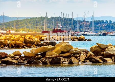 Vacanza estiva viaggio di fondo con pietre grandi e blu marina a Nikiti, Halkidiki, Grecia Foto Stock