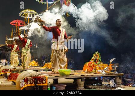 VARANASI, INDIA, 17 gennaio 2019 : sacerdoti indù sventolassero incenso tazze durante la ganga Aarti cerimonia lungo la riva del fiume Foto Stock