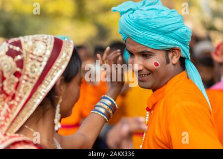 SARNATH, INDIA, gennaio 21, 2019 : Indian zingari sono danza e facendo uno spettacolo musicale per le strade di Sarnath. Foto Stock