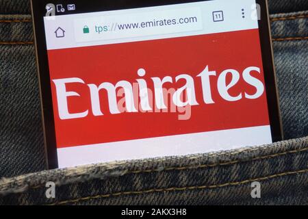 Emirates sito web visualizzato sullo smartphone nascosto nella tasca dei jeans Foto Stock