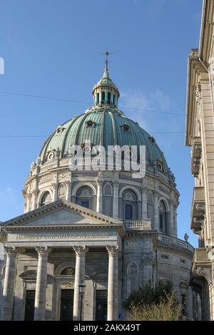 Ingresso principale e portico di Frederik della Chiesa luterana di Copenhagen con il suo verde cupola in rame contro un inverno blu cielo di Copenaghen. Foto Stock