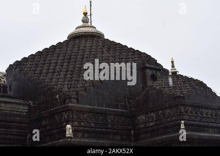 Il Tempio di Trimbakeshwar Shiva è un antico tempio indù nella città di Trimbak, nel tehsil di Trimbakeshwar nel distretto di Nashik del Maharashtra Foto Stock