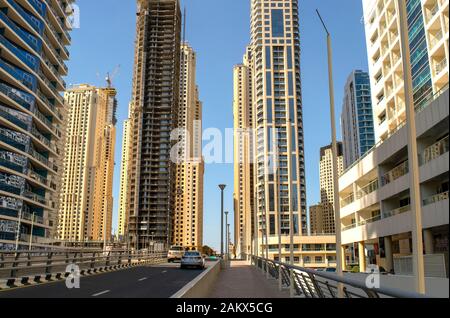 Dubai/EMIRATI ARABI UNITI - 7 Novembre 2019: vista del JBR street. Jumeirah Beach Residence e Marina a piedi. Strada di Dubai e il ponte. Foto Stock