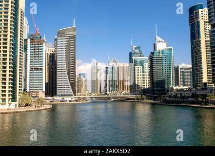 Dubai / Emirati Arabi Uniti - 11 novembre 2019: Dubai Marina quartiere turistico di lusso con Marina. Porto Turistico Di Dubai. Foto Stock