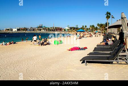 Dubai / Emirati Arabi Uniti - 20 dicembre 2019: La Mer Spiaggia di Dubai. Nuovo pubblico spiaggia urbana con bella città sullo sfondo. La Mer Foto Stock