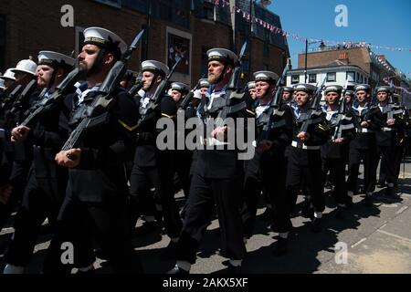 Royal Wedding Day, Windsor, Berkshire, Regno Unito. 19 Maggio, 2018. Royal Navy personale marcia indietro dall'Parade presso il Castello di Windsor e il giorno delle nozze reali del principe Harry e Meghan Markle. Credito: Maureen McLean/Alamy Foto Stock