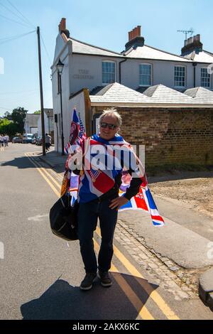 Royal Wedding Day, Windsor, Berkshire, Regno Unito. 19 Maggio, 2018. Windsor è stata impaccata con migliaia di persone benestanti da tutto il mondo e il giorno delle nozze reali del principe Harry e Meghan Markle. Credito: Maureen McLean/Alamy Foto Stock