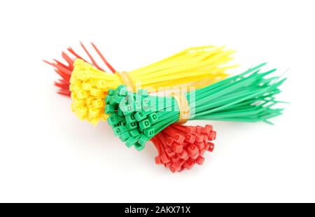 Diversi colori di plastica nylon fascette closeup su sfondo bianco Foto Stock