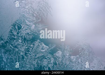 Cristalli di ghiaccio naturale ghiacciato sulla finestra, spazio per il testo. Riprese macro con profondità di campo poco profonda. Vetrine E Fiori Frost. Foto Stock