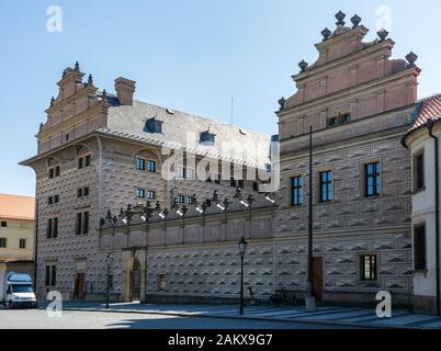 Palazzo Schwarzenberg nella piazza storica di Hradcany a Praga (Repubblica Ceca) Foto Stock