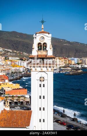 Candelaria, Tenerife, Spagna - 27 December, 2019. Splendida vista sulla città di Candelaria con la Basilica de Nuestra Senora de Candelaria chiesa sul foregro Foto Stock