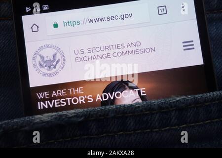 Sito Web della Securities and Exchange Commission statunitense visualizzato sullo smartphone nascosto nella tasca dei jeans Foto Stock