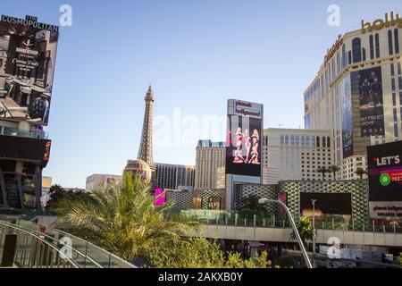 Las Vegas, Nevada - Ore diurne vista panoramica della famosa Strip di Las Vegas con il Planet Hollywood e il Paris Resort And Casino. Foto Stock