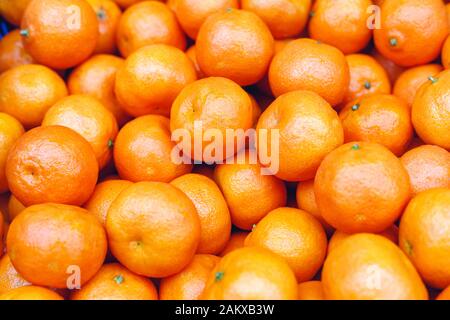 Tangerini o arance fresche di mandarino come sfondo. Frutta di mandarino biologica per la vendita al mercato, negozio. Nutrizione sana, concetto di alimentazione della frutta Foto Stock