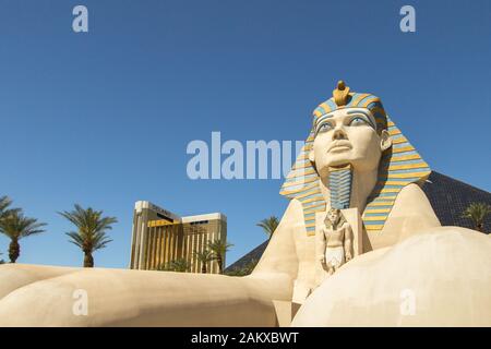 Las Vegas, Nevada, Stati Uniti d'America - 6 Maggio 2019: Close up del famoso Luxor Sphinx con Mandalay Bay Resort and Casino sulla soleggiata giornata estiva. Foto Stock