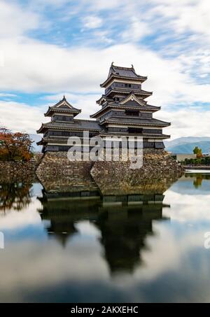 Matsumoto, Giappone - Novembre 4th, 2018: Il castello di Matsumoto, riflesso nell'acqua che riempie il fossato che lo circonda. Foto Stock