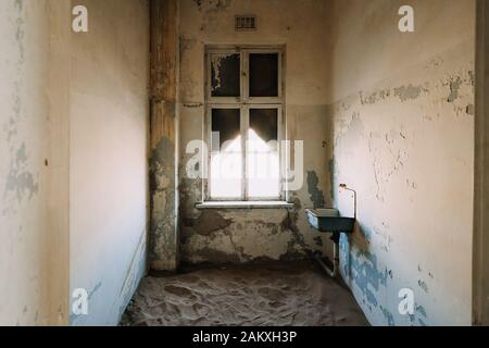 Interno di un vecchio bagno rovinato in un edificio distrutto Foto Stock